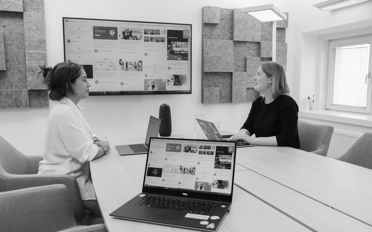 Dos mujeres en una reunión de trabajo en una oficina