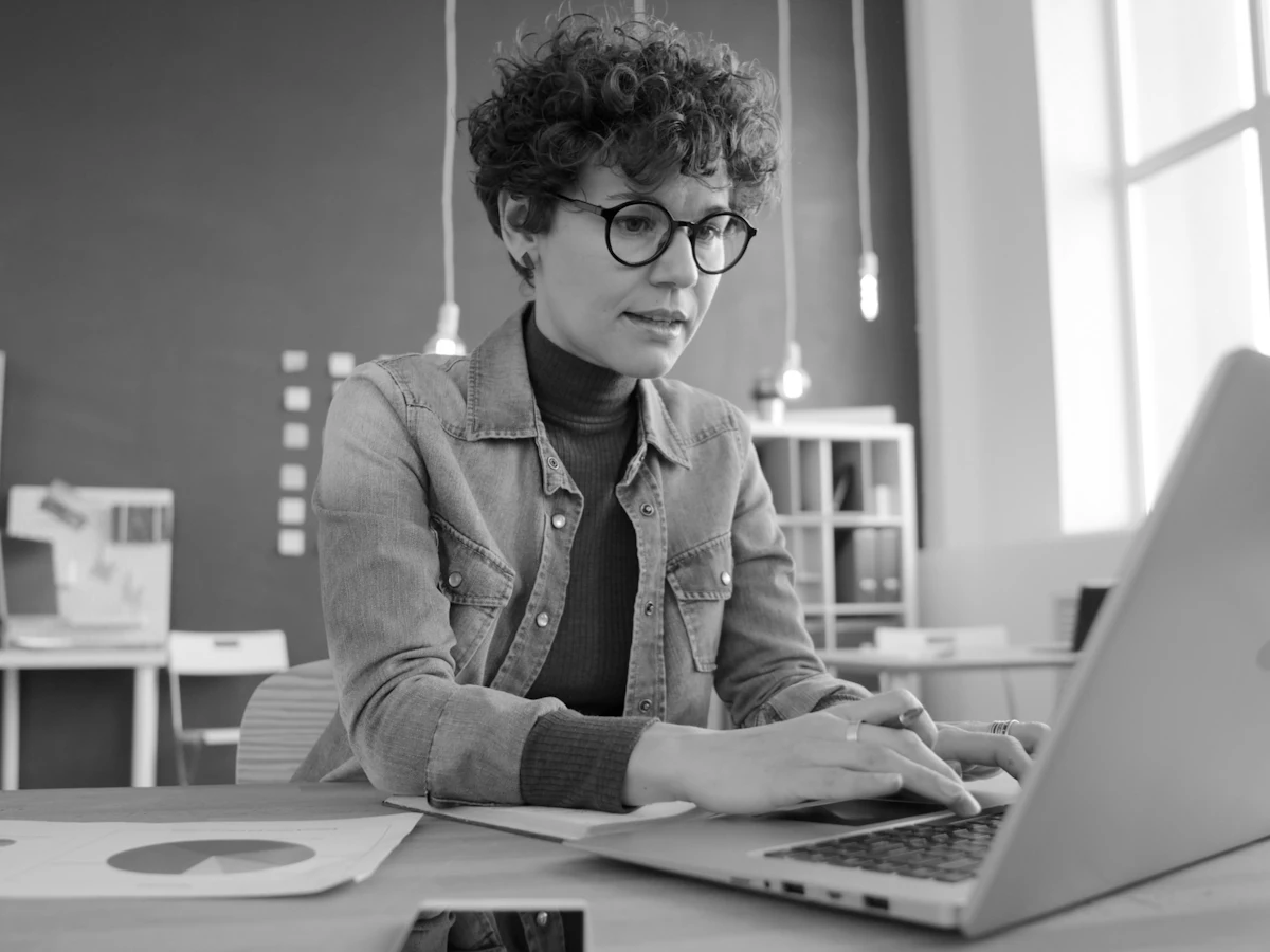 Una freelancer trabajando con su portátil en un escritorio